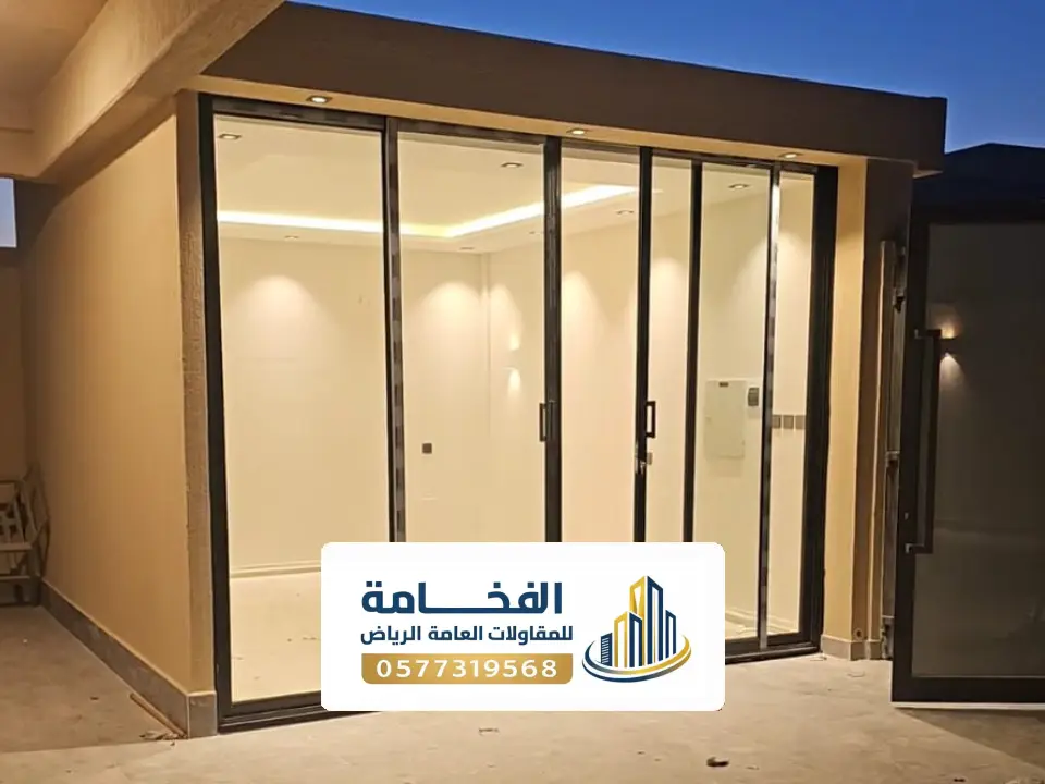 بناء مجلس بالحوش في مشروع وجهه الفرسان الجدران اسمنت بورد مع عازل صوت وحرارة والسقف ساندويش بانل سماكه 10سنتم